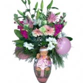 Ho� Geldin BebekCam vazoda mevsim �i�ekleriyle haz�rlanan bebekli k�z bebek do�umu i�in �i�ek 