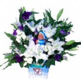 Sepette Bebekli Arajman�zel fig�rl� sepette erkek bebek do�umu i�in lilyum g�l ve mevsim �i�ekleriyle haz�rlanan ��k bir tasar�m.ayn� �i�e�in k�z �ocuk i�inde pembe renklerde tasar�m� yap�l�r.