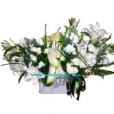 Seramikte BeyazDikd�rtgen seramikte beyaz antoryumlar,lilyumlar ve beyaz g�llerden g�steri�li bir tasar�m