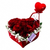 Kalbim Seninle Kadife kalp kutuda 11 adet k�rm�z� g�llerden ��k bir tasar�m