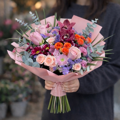 Pastel tonlarda orkide ve g�llerden olu�an zarif �i�ek buk