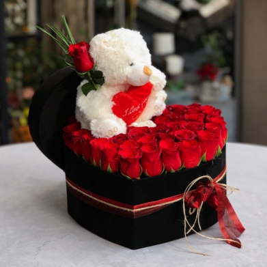 kalpli kutuda ay�c�kl� k�rm�z� g�l aranjman�