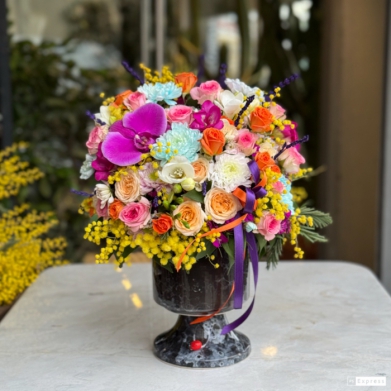 Egzotik Renk ��leni: �zel Tasar�m Vazoda Mimozal� ve Orkide Aranjman�