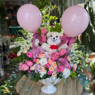 pembe balonlu ay�c�kl� cam vazoda �i�ek aranjman�