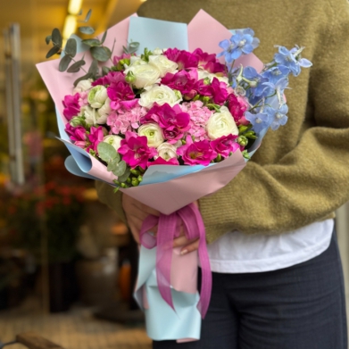 Ereng�l ve Frezya Kar���m� Zarif Buket