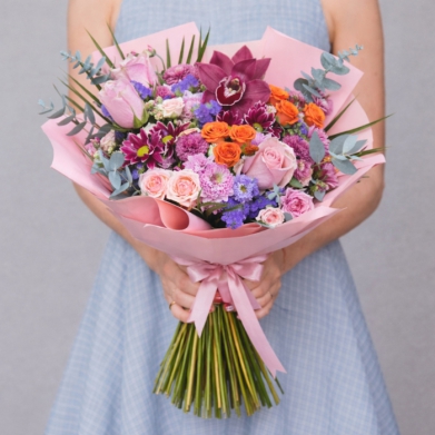 Pastel tonlarda orkide ve g�llerden olu�an zarif �i�ek buk