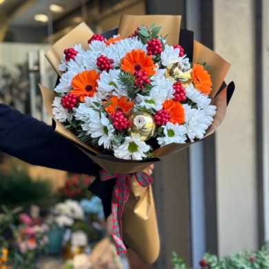 Beyaz papatyalar, turuncu gerberalar ve kokinalar