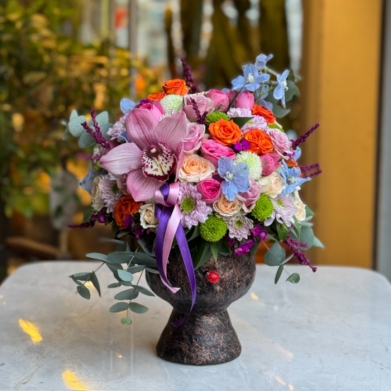 renkli orkide ve g�llerle cam vazoda �i�ek aranjman�